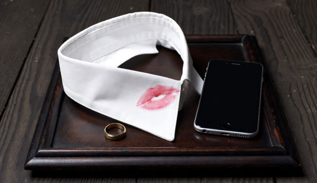 Come scoprire un tradimento: segnali e indizi per capire se il partner tradisce