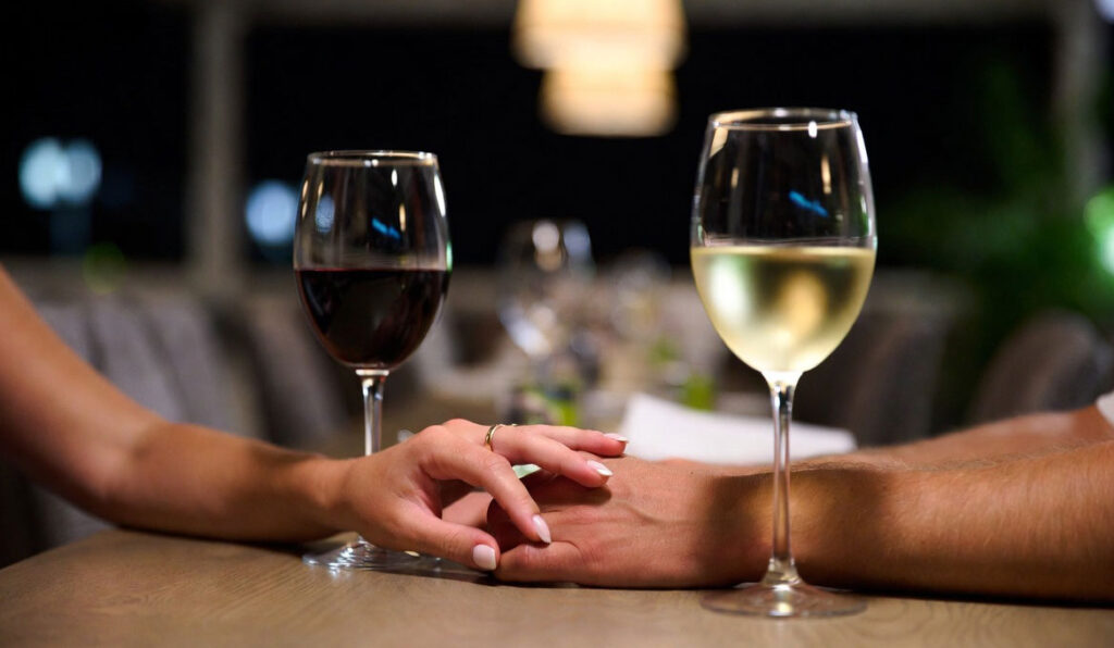 Coppia complice durante un incontro segreto - perché si tradisce